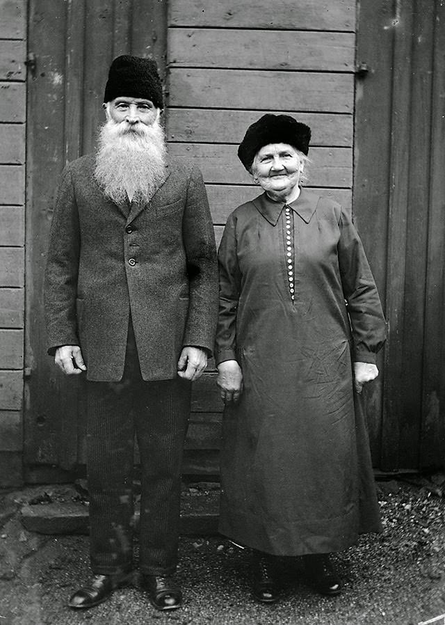 Vintage Portraits of 1930s Sweden: Bearded Men, Families, and Everyday Life Captured by Einar Erici