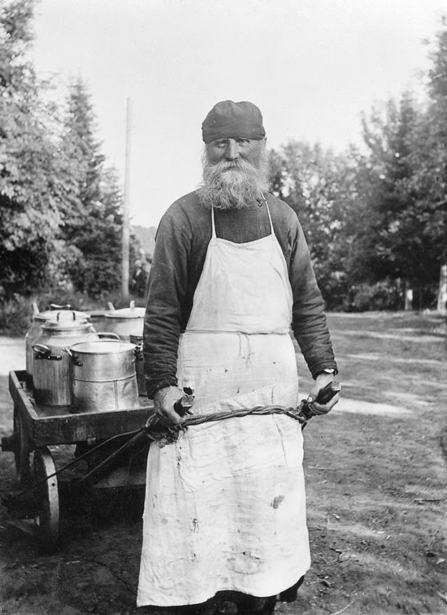 Vintage Portraits of 1930s Sweden: Bearded Men, Families, and Everyday Life Captured by Einar Erici