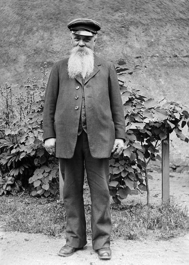 Vintage Portraits of 1930s Sweden: Bearded Men, Families, and Everyday Life Captured by Einar Erici