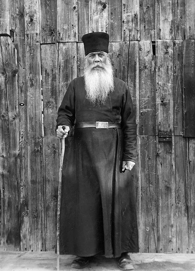 Vintage Portraits of 1930s Sweden: Bearded Men, Families, and Everyday Life Captured by Einar Erici