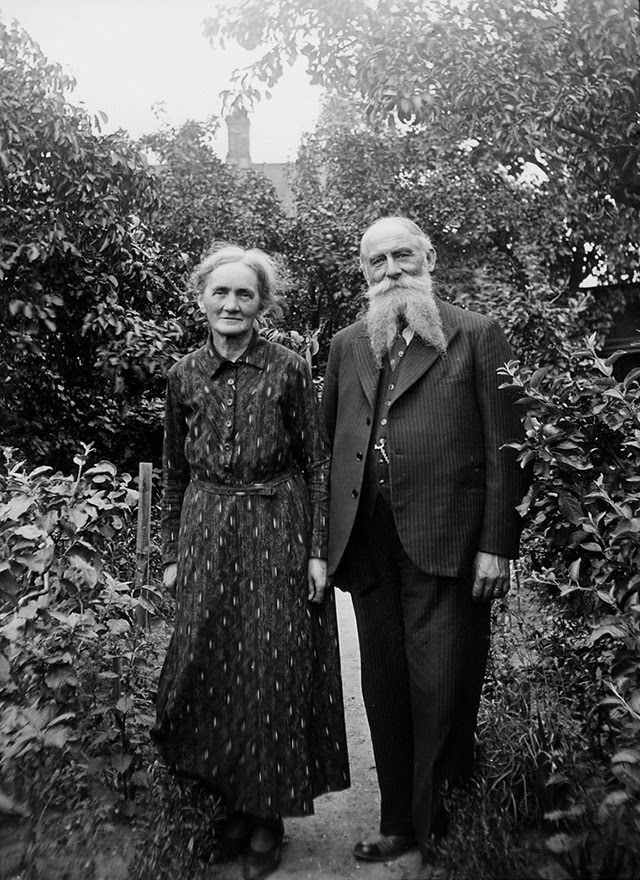 Vintage Portraits of 1930s Sweden: Bearded Men, Families, and Everyday Life Captured by Einar Erici