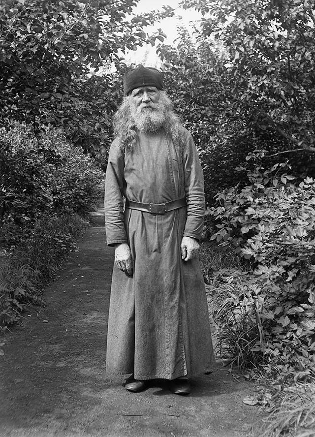 Vintage Portraits of 1930s Sweden: Bearded Men, Families, and Everyday Life Captured by Einar Erici