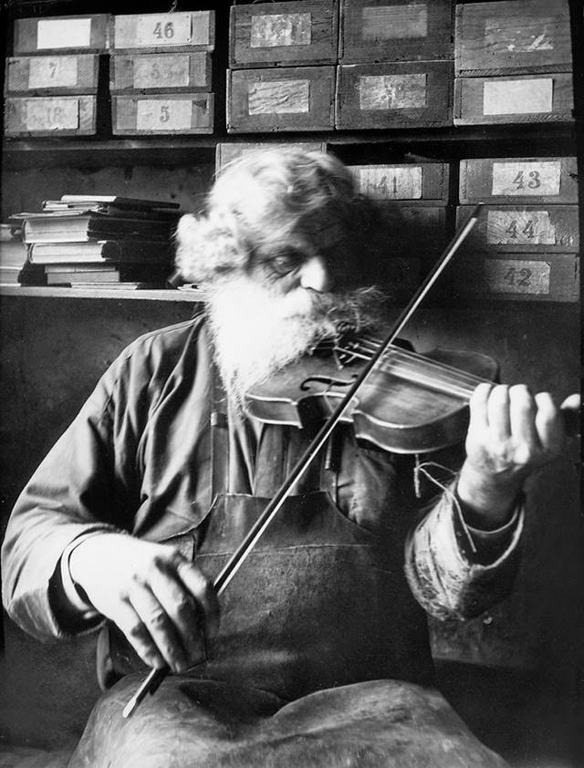 Vintage Portraits of 1930s Sweden: Bearded Men, Families, and Everyday Life Captured by Einar Erici