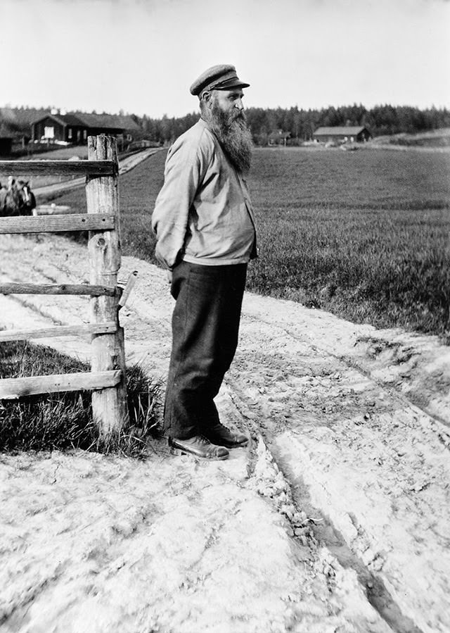 Vintage Portraits of 1930s Sweden: Bearded Men, Families, and Everyday Life Captured by Einar Erici
