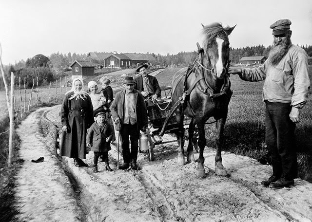 Vintage Portraits of 1930s Sweden: Bearded Men, Families, and Everyday Life Captured by Einar Erici