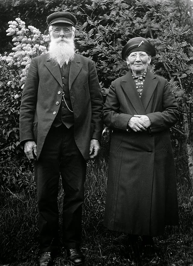Vintage Portraits of 1930s Sweden: Bearded Men, Families, and Everyday Life Captured by Einar Erici