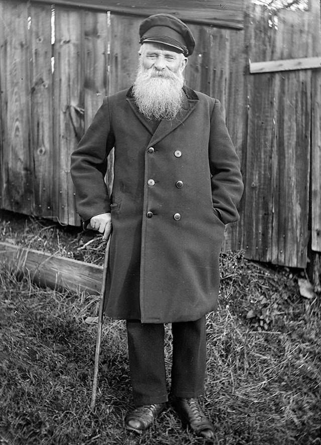 Vintage Portraits of 1930s Sweden: Bearded Men, Families, and Everyday Life Captured by Einar Erici
