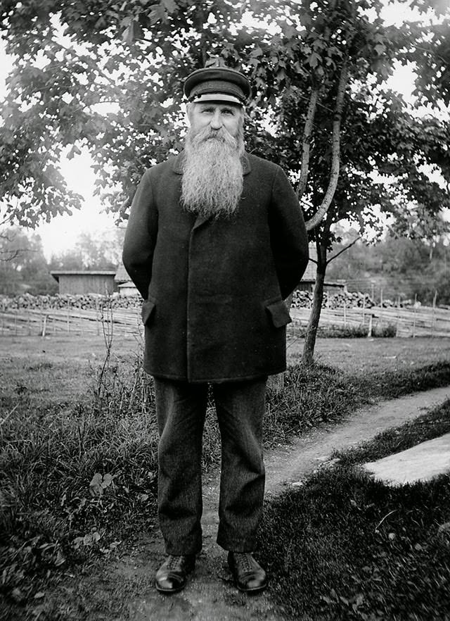 Vintage Portraits of 1930s Sweden: Bearded Men, Families, and Everyday Life Captured by Einar Erici