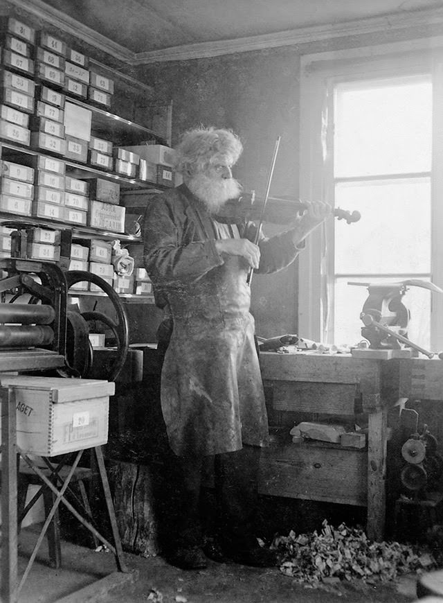 Vintage Portraits of 1930s Sweden: Bearded Men, Families, and Everyday Life Captured by Einar Erici