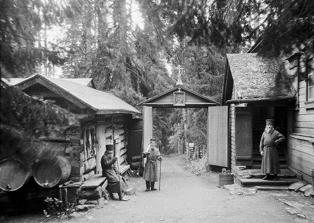 Vintage Portraits of 1930s Sweden: Bearded Men, Families, and Everyday Life Captured by Einar Erici