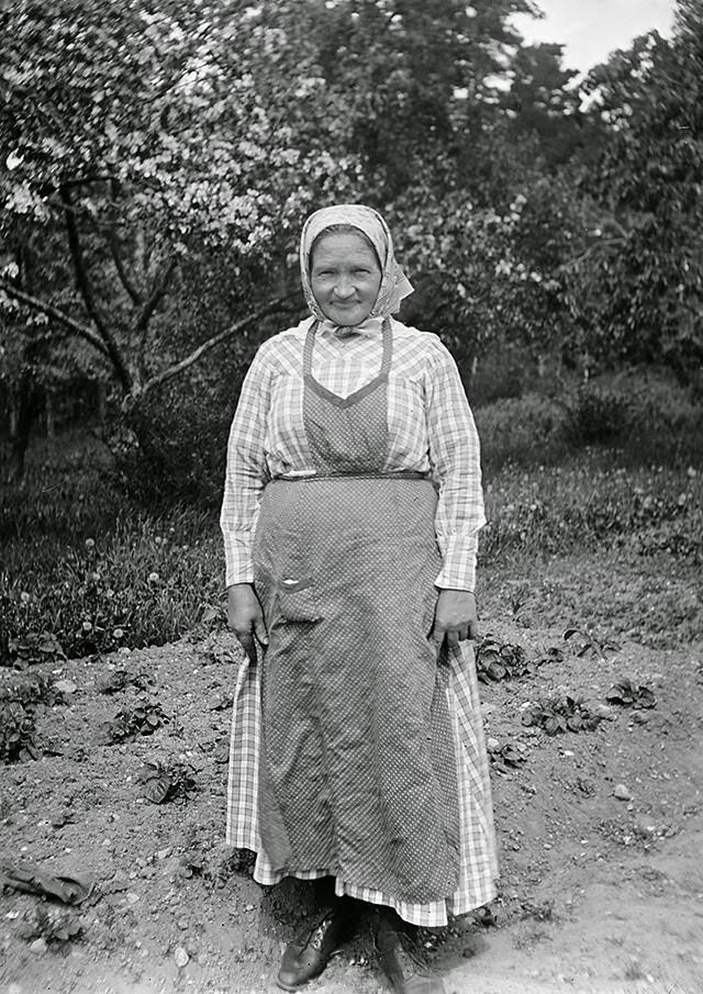 Vintage Portraits of 1930s Sweden: Bearded Men, Families, and Everyday Life Captured by Einar Erici