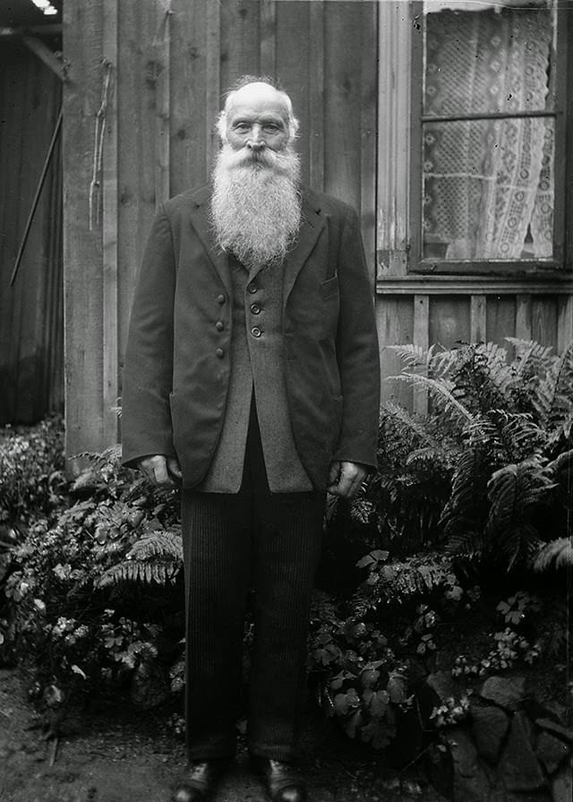 Vintage Portraits of 1930s Sweden: Bearded Men, Families, and Everyday Life Captured by Einar Erici