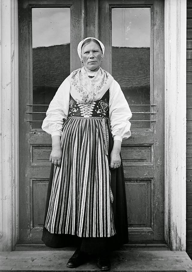 Vintage Portraits of 1930s Sweden: Bearded Men, Families, and Everyday Life Captured by Einar Erici