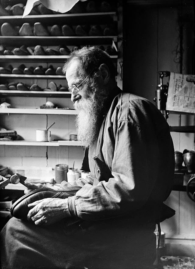 Vintage Portraits of 1930s Sweden: Bearded Men, Families, and Everyday Life Captured by Einar Erici