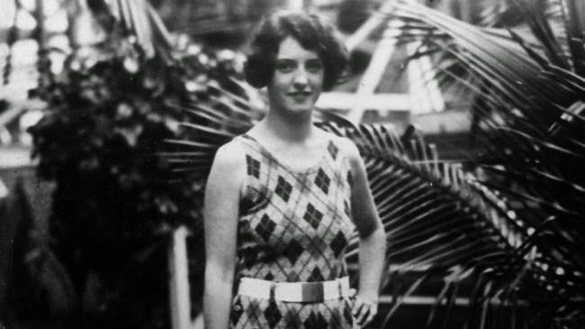 Lillian Steele modeling running trunks in Florida, 1925