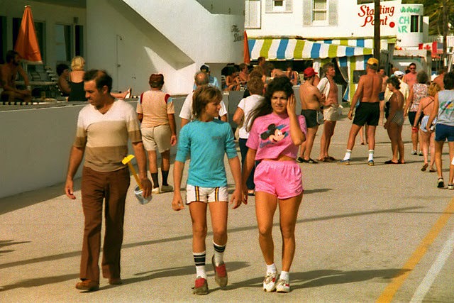 Teenagers on the Beaches of Florida in the Early 1980s: Sun, Surf, and Freedom in Rare Photo
