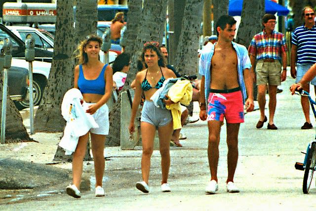 Teenagers on the Beaches of Florida in the Early 1980s: Sun, Surf, and Freedom in Rare Photo