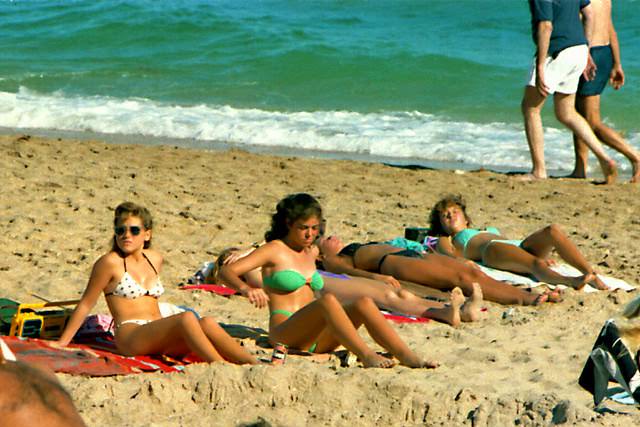 Teenagers on the Beaches of Florida in the Early 1980s: Sun, Surf, and Freedom in Rare Photo
