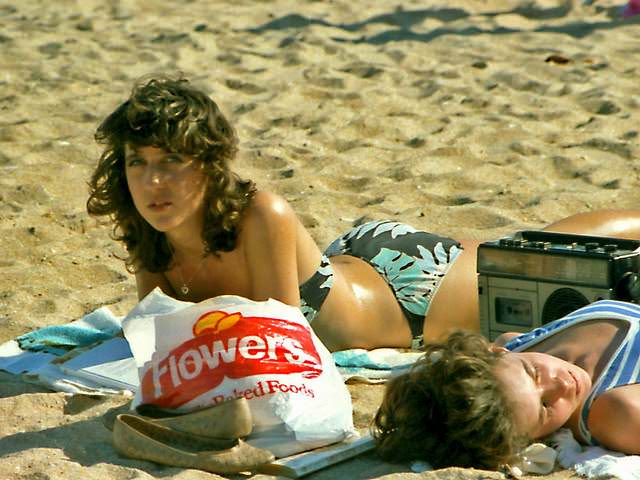 Teenagers on the Beaches of Florida in the Early 1980s: Sun, Surf, and Freedom in Rare Photo