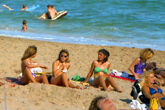 Teenagers on the Beaches of Florida in the Early 1980s: Sun, Surf, and Freedom in Rare Photo