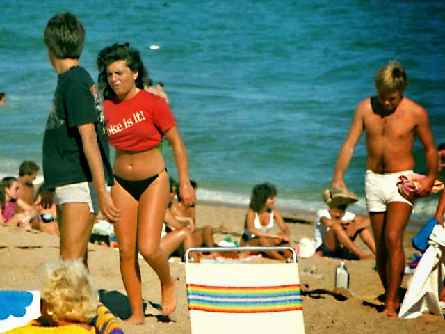 Teenagers on the Beaches of Florida in the Early 1980s: Sun, Surf, and Freedom in Rare Photo