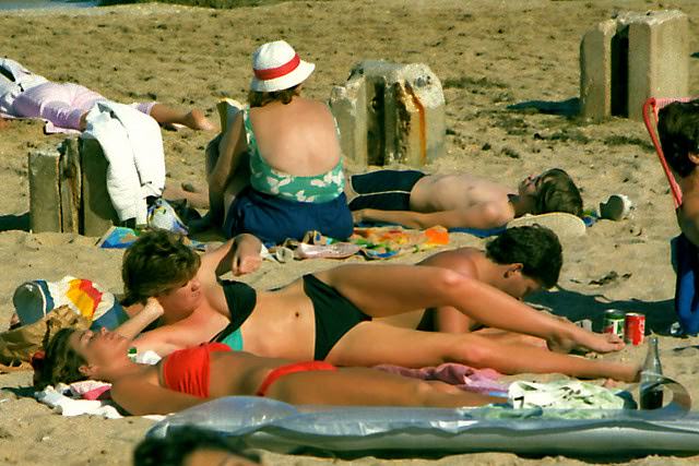 Teenagers on the Beaches of Florida in the Early 1980s: Sun, Surf, and Freedom in Rare Photo
