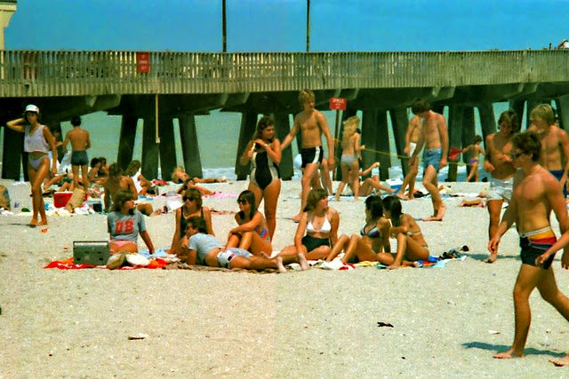 Teenagers on the Beaches of Florida in the Early 1980s: Sun, Surf, and Freedom in Rare Photo