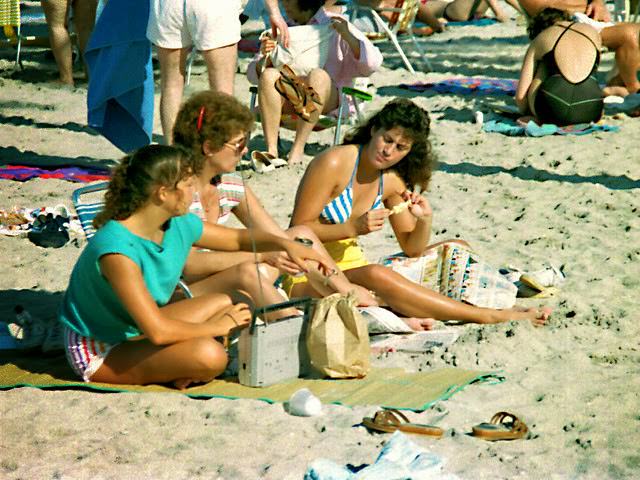 Teenagers on the Beaches of Florida in the Early 1980s: Sun, Surf, and Freedom in Rare Photo