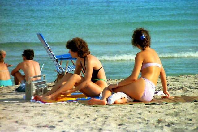 Teenagers on the Beaches of Florida in the Early 1980s: Sun, Surf, and Freedom in Rare Photo