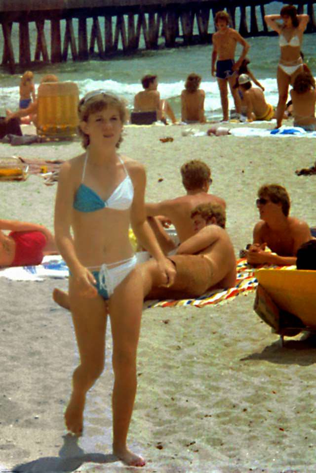 Teenagers on the Beaches of Florida in the Early 1980s: Sun, Surf, and Freedom in Rare Photo