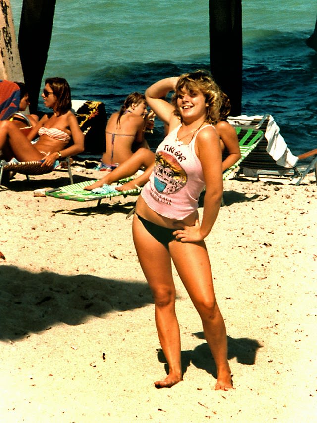 Teenagers on the Beaches of Florida in the Early 1980s: Sun, Surf, and Freedom in Rare Photo