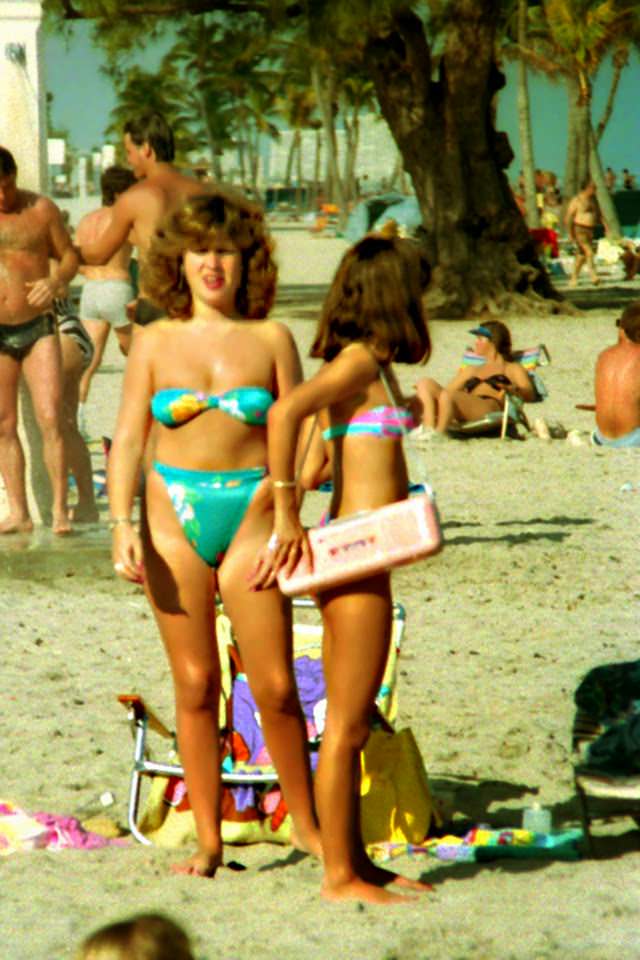 Teenagers on the Beaches of Florida in the Early 1980s: Sun, Surf, and Freedom in Rare Photo