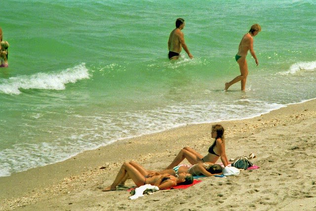 Teenagers on the Beaches of Florida in the Early 1980s: Sun, Surf, and Freedom in Rare Photo