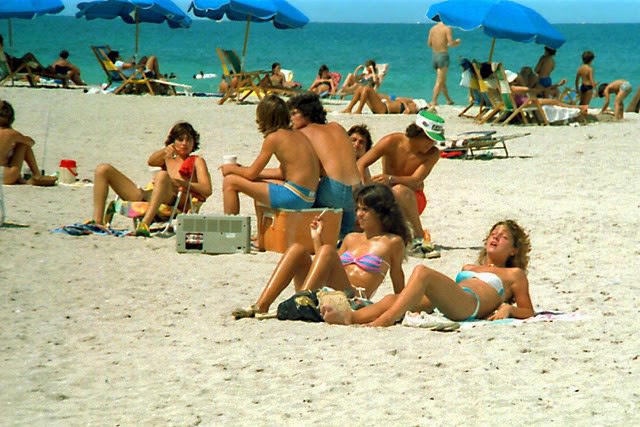 Teenagers on the Beaches of Florida in the Early 1980s: Sun, Surf, and Freedom in Rare Photo