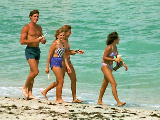 Teenagers on the Beaches of Florida in the Early 1980s: Sun, Surf, and Freedom in Rare Photo