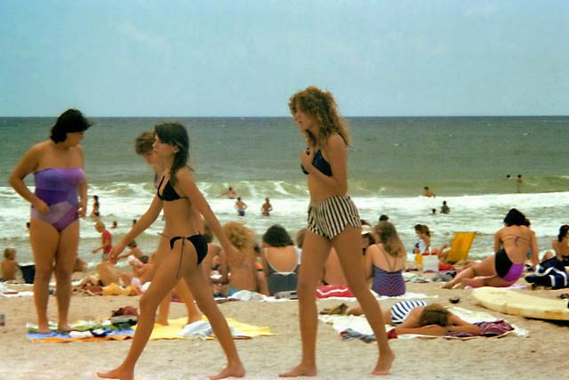 Teenagers on the Beaches of Florida in the Early 1980s: Sun, Surf, and Freedom in Rare Photo