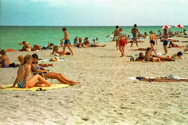 Teenagers on the Beaches of Florida in the Early 1980s: Sun, Surf, and Freedom in Rare Photo