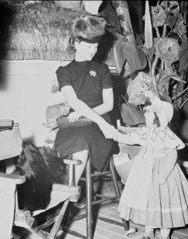 Myrna Loy with Olga Nardone on set, The Wizard of Oz, 1939