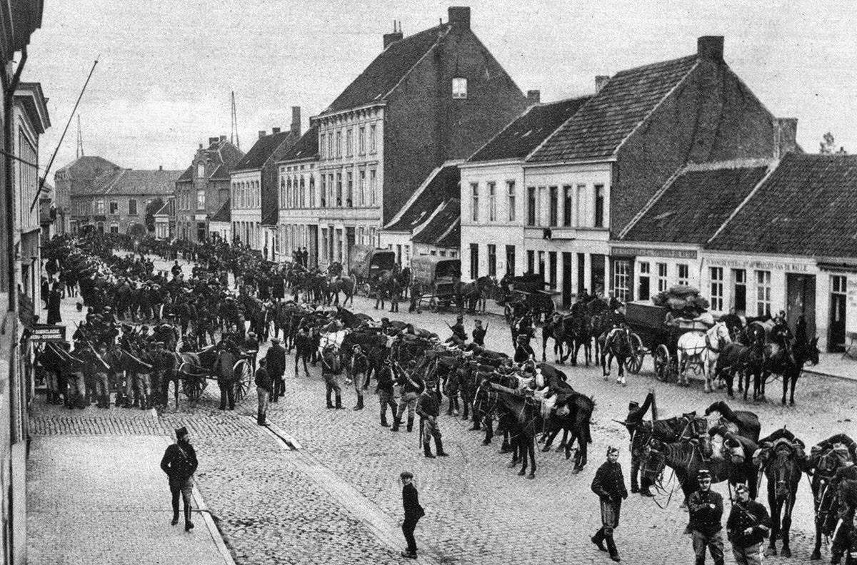 Belgian chasseurs passing through Deinze on the way to meet the German invasion, 1914