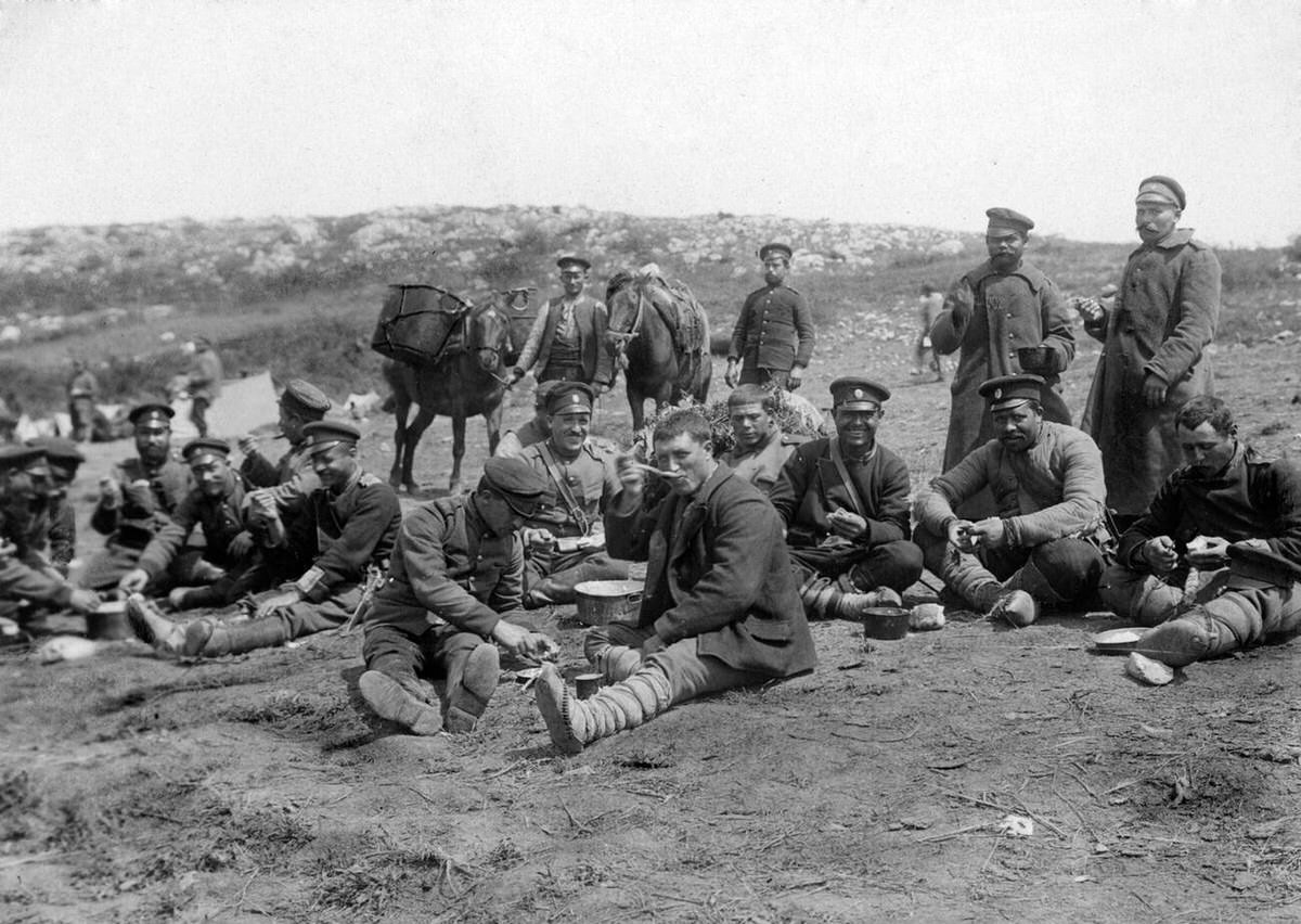 Bulgarian soldiers having lunch, 1915