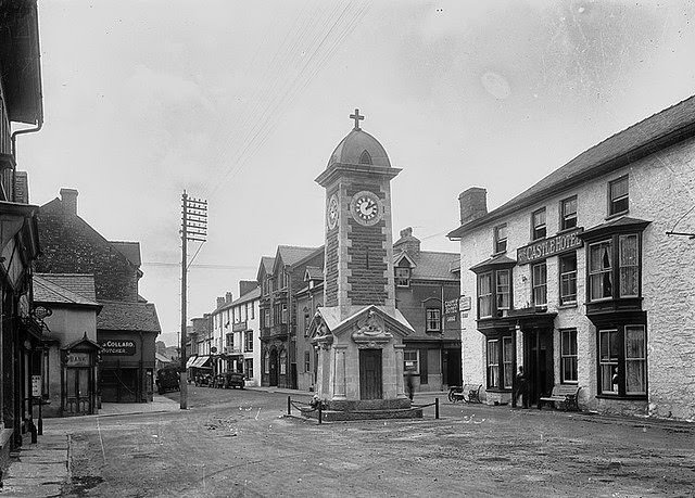 Castle Hotel Rhayader and war memorial