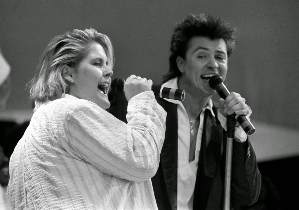 Alison Moyet and Paul Young on stage during the Live Aid charity concert, 1985