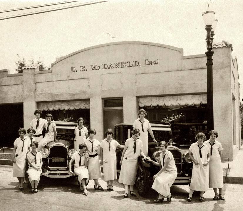 D.E. McDaneld Packard store with vintage cars and models in Whittier, 1925