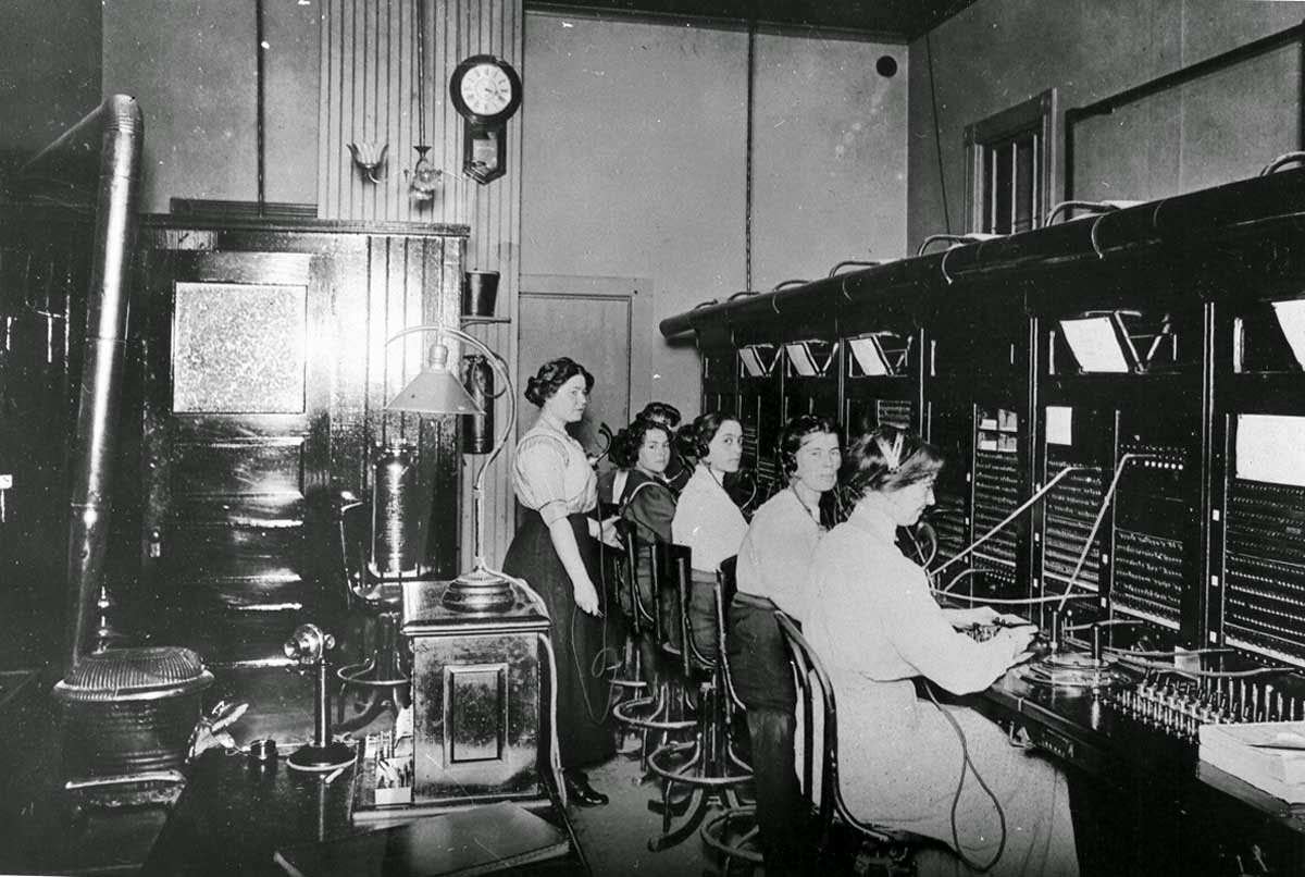 Pacific Telephone & Telegraph operators, 1900