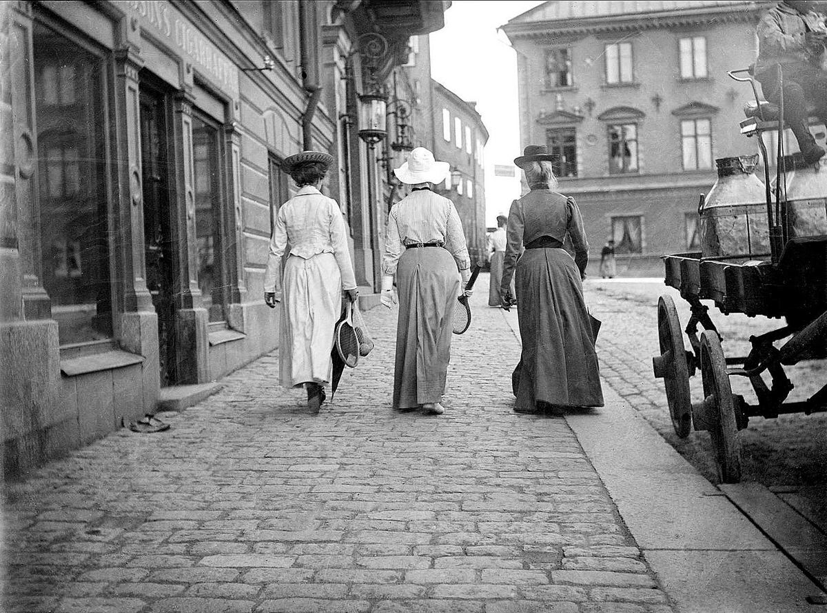Women walking at Fyris Square in Uppsala, Sweden, 1902