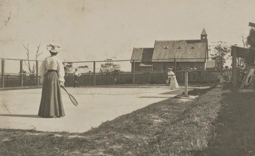 Women playing tennis, 1906
