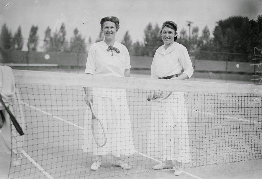 Marie Wagner and Mrs. C.N. Beard, 1913