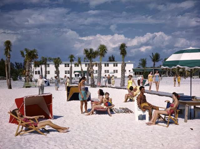 Women in Bathing Suits in Florida in the 1940s: Vintage Glamour by the Sea