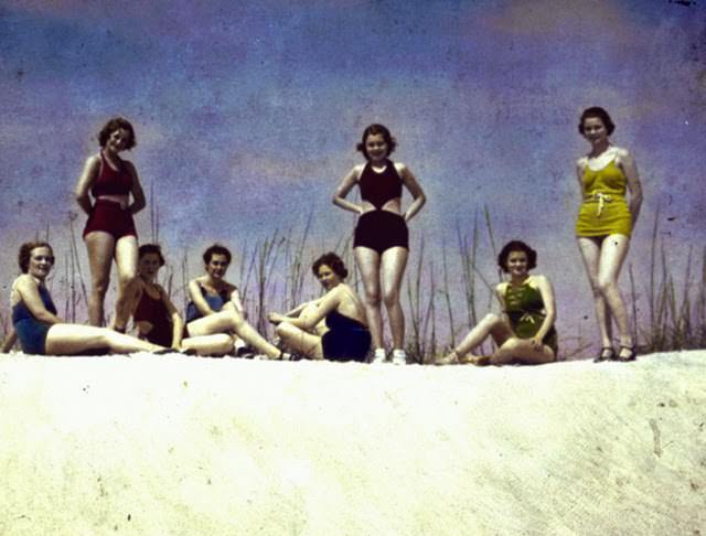 Women in Bathing Suits in Florida in the 1940s: Vintage Glamour by the Sea