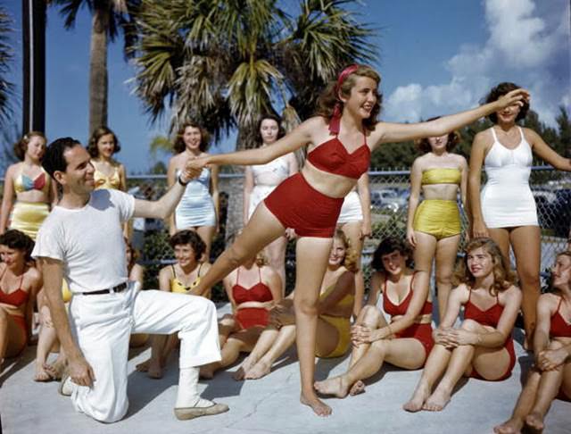 Women in Bathing Suits in Florida in the 1940s: Vintage Glamour by the Sea